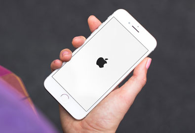 ผู้ใช้ iPhone เรียกร้องค่าเสียหายสูงถึง 33 ล้านล้านบาท! หลัง Apple จงใจลดประสิทธิภาพของ iPhone รุ่นเก่าที่แบตเริ่มเสื่อม