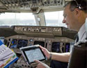 ช่วยชาติประหยัด นักบิน สายการบิน United Airlines ใช้ iPad 2 แทนกระดาษ