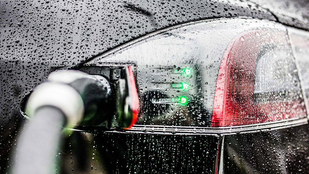 รถยนต์ไฟฟ้า (EV) สามารถชาร์จแบตเตอรี่ตอนฝนตกได้หรือไม่ ?  ขับลุยน้ำท่วมได้หรือเปล่า ? :: Techmoblog.com