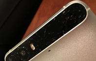ผู้ใช้ Nexus 6P บ่นอุบ ใช้งานได้ไม่กี่วัน แถบกระจกด้านหลังตัวเครื่อง แตกเองโดยไร้สาเหตุ