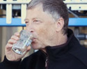 Bill Gates โชว์ดื่มน้ำจากอุจจาระ หลังผ่านกระบวนการรีไซเคิลของเสียแล้ว 