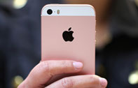สื่อนอก รีวิว iPhone SE ชี้ แบตเตอรี่อึดกว่าเดิม ใช้งานได้นานกว่า iPhone 6S ดีไซน์แทบไม่ต่างจาก iPhone 5S นอกจากสี Rose Gold