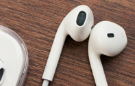 [Tip & Trick] อ่านก่อนซื้อ เทคนิคสังเกตหูฟัง EarPods ว่าเป็นของแท้ หรือของปลอม มีวิธีการตรวจสอบอย่างไร?