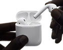 แอปเปิล เปิดตัว AirPods หูฟังไร้สาย มาพร้อมชิปเซ็ต W1 ประหยัดพลังงาน สามารถใช้งานได้นาน 5 ชั่วโมง สั่งการผ่าน Siri ได้ง่าย ๆ แค่แตะ เคาะราคาในไทยที่ 6,900 บาท จำหน่ายปลายเดือนตุลาคมนี้