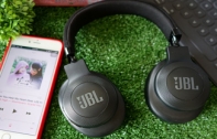 [รีวิว] JBL E55BT หูฟังไร้สายดีไซน์สวย ให้เสียงเบสแน่น พร้อมรองรับการเชื่อมต่อกับสมาร์ทโฟนทั้ง Android และ iOS สามารถรับสายได้ในตัว แบตอึดใช้งานได้นาน 20 ชั่วโมง ในราคาเพียง 5,990 บาท