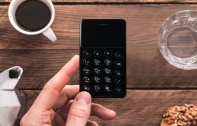 NichePhone-S มือถือสำหรับคนไม่แคร์โลกโซเชียล ด้วยดีไซน์ขนาดเล็กเท่าบัตรเครดิต รองรับการชาร์จแบบไร้สายและแชร์เน็ต 3G ได้ เคาะราคาที่ 3,300 บาท