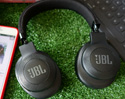 [รีวิว] JBL E55BT หูฟังไร้สายดีไซน์สวย ให้เสียงเบสแน่น พร้อมรองรับการเชื่อมต่อกับสมาร์ทโฟนทั้ง Android และ iOS สามารถรับสายได้ในตัว แบตอึดใช้งานได้นาน 20 ชั่วโมง ในราคาเพียง 5,990 บาท