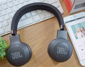 [รีวิว] JBL E35 หูฟัง On-Ear ขนาดกะทัดรัด พับเก็บได้ ด้วยคุณภาพเสียงระดับ JBL Signature Sound ให้พลังเสียงคมชัด พร้อมสายเคเบิลที่ถูกออกแบบมาเป็นพิเศษ หมดปัญหาสายพันกัน วางจำหน่ายแล้วในราคา 2,990 บาท
