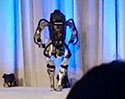 สุดเฟล! ชมคลิป ATLAS หุ่นยนต์เสมือนมนุษย์ พลาดท่าเดินร่วงตกเวทีขณะทำการแสดงความสามารถ