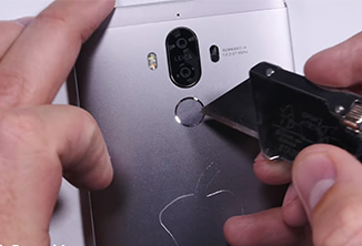 Huawei Mate 9 เรือธงกล้องคู่ฝ่าด่านทดสอบความแกร่งสุดโหด ทั้งลนไฟ ขูดด้วยคัตเตอร์ และบิดเต็มแรงด้วยมือ จะทนได้ขนาดไหนไปดูกัน