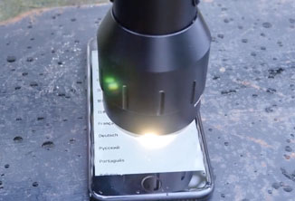 iPhone 7 จะเป็นอย่างไร เมื่อถูกส่องด้วยไฟฉายที่สว่างที่สุดในโลก! [มีคลิป]