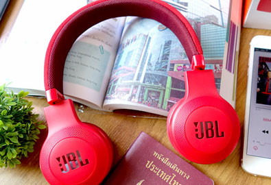 [รีวิว] JBL E45BT หูฟัง On-Ear ไร้สาย เสียงเบสแน่น แบตอึดใช้ได้นานถึง 16 ชั่วโมง รองรับการเชื่อมต่อกับสมาร์ทโฟน ใช้รับสายได้ บนดีไซน์กะทัดรัด พกพาสะดวก เคาะราคาที่ 3,990 บาท