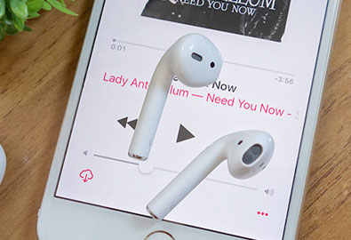 [รีวิว] AirPods หูฟังไร้สายจาก แอปเปิล ด้วยคุณภาพเสียงที่ดีเกินคาด บนดีไซน์ขนาดเล็ก พกพาสะดวก ในราคาค่าตัว 6,900 บาท