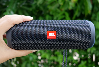 [รีวิว] JBL Flip 4 ลำโพงบลูทูธรุ่นใหม่ล่าสุด ให้เสียงเบสแน่น พร้อมฟีเจอร์สุดล้ำ รองรับการสั่งการด้วยเสียง บนบอดี้แบบกันน้ำ วางจำหน่ายแล้วในราคา 4,390 บาท