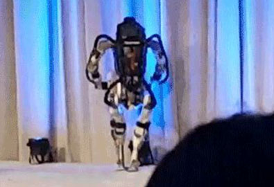 สุดเฟล! ชมคลิป ATLAS หุ่นยนต์เสมือนมนุษย์ พลาดท่าเดินร่วงตกเวทีขณะทำการแสดงความสามารถ