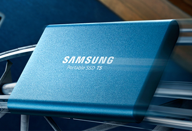 จิ๋วแต่แจ๋ว! Samsung T5 หน่วยความจำ SSD แบบพกพา ส่งข้อมูลเร็วถึง 540 MB/s เร็วกว่าฮาร์ดดิสก์พกพาทั่วไป 5 เท่า ตัดต่อวิดีโอ RAW 4K โดยตรงได้สบายๆ ในขนาดที่ใส่ไว้ในกระเป๋าเสื้อได้