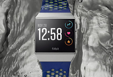 Fitbit Ionic นาฬิกาอัจฉริยะรุ่นแรกของค่าย มาพร้อมคุณสมบัติกันน้ำ 50 เมตร เซ็นเซอร์วัดอัตราการเต้นหัวใจ และ GPS ในตัว เคาะราคาขายที่ 10,000 บาท
