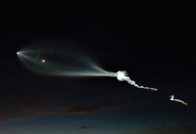 แห่ถ่ายคลิป UFO ปรากฎแสงบนท้องฟ้าเหนือเมืองแอลเอ ด้านทางการออกมาชี้แจงเป็นจรวดรุ่นใหม่ของ SpaceX เท่านั้น