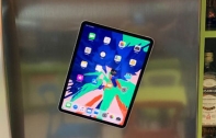 พบความสามารถสุดแปลกแต่มีประโยชน์ของ iPad Pro 2018 ที่ Apple ไม่ได้กล่าวไว้ในงาน สามารถนำตัวเครื่องแปะติดตู้เย็นหรือวัสดุอื่น ๆ ที่เป็นโลหะได้