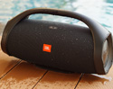 [รีวิว] JBL Boombox ลำโพงไร้สายไซส์บิ๊กแบบพกพา ด้วยเสียงเบสทรงพลัง พร้อมแบตขนาดใหญ่ถึง 20,000 mAh รองรับการใช้งานได้ 24 ชั่วโมง และเป็น Powerbank ได้ในตัว บนบอดี้กันน้ำ IPX7 เคาะราคาที่ 17,900 บาท 