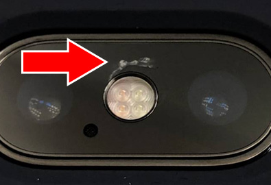 ผู้ใช้ iPhone X บางราย พบปัญหากระจกเลนส์กล้องหลังเป็นรอยง่าย ทั้ง ๆ ที่ไม่ได้ทำตก ด้าน Apple ปฏิเสธให้เปลี่ยนเครื่องเนื่องจากอยู่นอกเหนือการรับประกัน