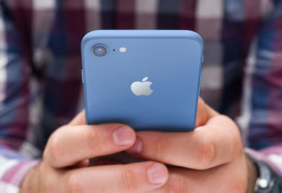 นักวิเคราะห์คาด iPhone รุ่นจอ LCD 6.1 นิ้ว อาจมีให้เลือกกันถึง 7 สี คล้าย iPhone 5C แต่บอดี้เหมือน iPhone 8 และรองรับการชาร์จไร้สาย