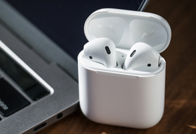 สื่อนอกเผย กล่องหูฟัง AirPods รุ่นใหม่ สามารถใช้เป็นแท่นชาร์จ iPhone แบบไร้สายได้