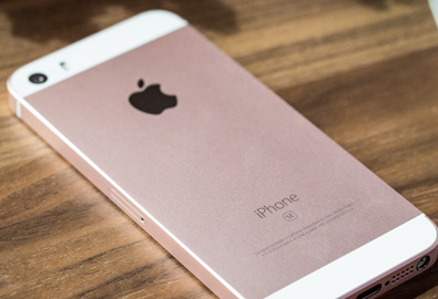 Apple นำ iPhone SE กลับมาขายอีกครั้งในสหรัฐฯ หลังยุติการวางจำหน่ายเมื่อปีที่แล้ว พร้อมปรับราคาลงเหลือเริ่มต้นที่ 8,000 บาทเท่านั้น