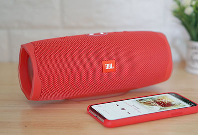 [รีวิว] JBL Charge 4 ลำโพงเสียงพกพาบอดี้กันน้ำ แบตอึดใช้งานยาวนาน 20 ชั่วโมง ใช้เป็น Powerbank ได้ เบสแน่นทรงพลังกว่าเดิม พร้อมฟีเจอร์ JBL Connect+ เคาะราคาที่ 6,590 บาท