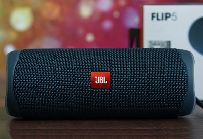 [รีวิว] JBL Flip 5 ลำโพงไร้สายขนาดพกพารุ่นสานต่อ มาพร้อมเทคโนโลยี JBL PartyBoost เชื่อมต่อลำโพงได้หลายตัวพร้อมกัน แบตอึด 12 ชั่วโมง บอดี้กันน้ำ IPX7 เคาะราคาที่ 4,390 บาท