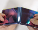 Samsung Galaxy Z Flip ถูกทดสอบความทนทานโดยแชนแนลดัง พบกระจกหน้าจอบอบบางมาก แค่ใช้เล็บขูด ก็เกิดรอยแล้ว