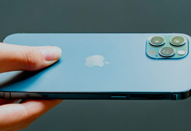 พบหลักฐานยืนยัน iPhone 12 มีฟีเจอร์ Reverse Charging สามารถชาร์จอุปกรณ์อื่นด้วยการวางหลังเครื่องได้ แต่ยังไม่เปิดใช้งาน