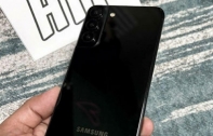 Samsung Galaxy S22 เผยภาพเครื่องดัมมี่ก่อนเปิดตัว ยืนยันมาพร้อมกล้องหลัง 3 ตัว และฝาหลังแบบ Glossy