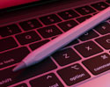 MacBook Pro รุ่นใหม่ อาจรองรับ Apple Pencil พร้อมช่องเก็บปากกาในตัว