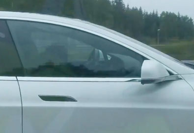 คลิปเหตุการณ์รถ Tesla ระบบ Autopilot ช่วยชีวิตคนขับที่หมดสติขณะขับรถอยู่บนถนน
