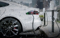 รถยนต์ไฟฟ้า (EV) สามารถชาร์จแบตเตอรี่ตอนฝนตกได้หรือไม่ ? ขับลุยน้ำท่วมได้หรือเปล่า ?