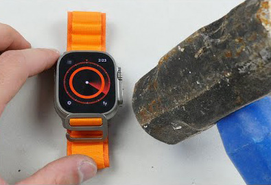 ยูทูปเบอร์ ทดสอบความแกร่งของ Apple Watch Ultra ด้วยการใช้ค้อนทุบ สรุปโต๊ะพังก่อน