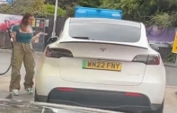 สาวอังกฤษขับ Tesla Model Y เข้าปั๊มเติมน้ำมัน รู้สึกปลื้มที่ Elon Musk ทวีตถึง!