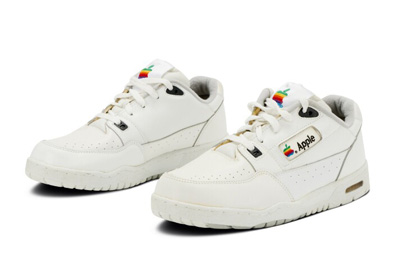 รองเท้าอะไรราคาเป็นล้าน! เปิดขายรองเท้าสนีกเกอร์ ลายโลโก้ Apple รุ่นกลางปี 1990 เคาะราคาที่ 1.7 ล้านบาท
