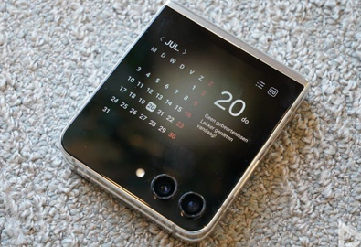 Samsung Galaxy Z Flip5 หลุดภาพเครื่องจริงก่อนเปิดตัวเย็นนี้ ยืนยันใช้บานพับแบบใหม่ จอนอกใหญ่ขึ้น
