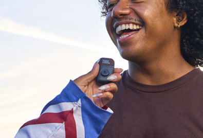Make your voice heard. ขอแนะนำ JBL EasySing Mic Mini ไมโครโฟน AI-powered ขนาดพกพารุ่นใหม่จาก JBL ที่ให้คุณขึ้นเป็น center stage ได้ทุกที่ ทุกเวลา