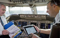 ช่วยชาติประหยัด นักบิน สายการบิน United Airlines ใช้ iPad 2 แทนกระดาษ