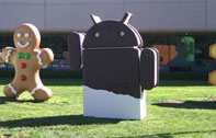 รูปปั้นน้องใหม่ Ice Cream Sandwich เดินทางมาถึงสำนักงานใหญ่ Google แล้ว