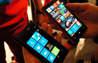 เปรียบเทียบสเปค Nokia Lumia 820 และ Nokia Lumia 800 : จอใหญ่ขึ้น มีกล้องหน้า รองรับ microSD card