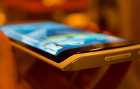 [CES 2013] ซัมซุง โชว์สมาร์ทโฟนตัวต้นแบบ ที่ใช้หน้าจอ OLED แบบโค้งงอได้
