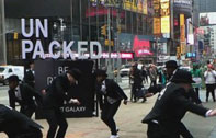 ซัมซุง เพิ่มสีสันในงาน Samsung UNPACKED ด้วยการจัดทีมแดนซ์ เต้นกลาง Times Square