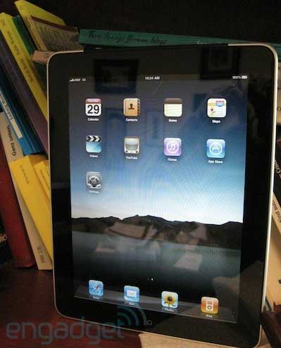 iPad 3G ตัวแรกที่มาถึงมือชายผู้โชคดี หลังจากที่ Apple เปิดตัว iPad Wifi พร้อมประกาศกำหนดการณ์ปล่อย iPad 3G มาเมื่อไม่นานนี้